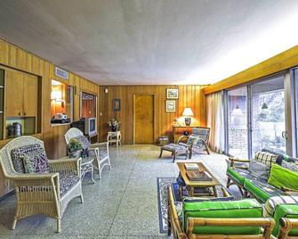 Mid-Century Hideaway Spacious Brownsville Home! - Brownsville - Sala de estar