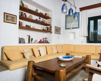 Villa Vrissi - Platis Gialos - Eetruimte