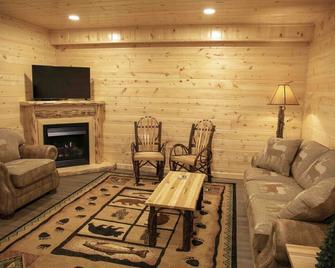 Cozy Fireplace Suite 1/2 Mile to Downtown Berlin - Berlin - Wohnzimmer