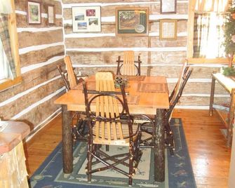 Small Cabin on West Fork Kickapoo River - Westby - Comedor
