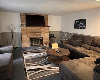 Sportsmen's retreat on the Baldwin River - Baldwin - Living room