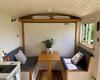 Shepherds Hut, Conwy Valley - Conwy - Living room