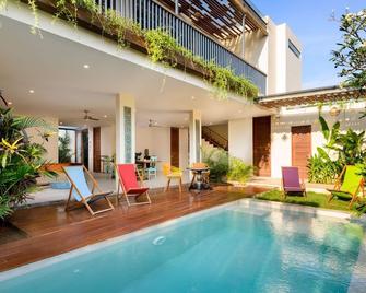 The Bed By The Sea - North Kuta - Piscina