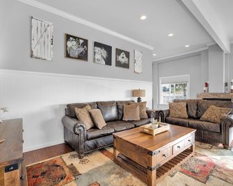 Farmhouse W/Mountain Views! - Lone Tree - Living room