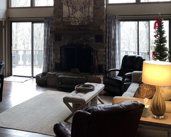 Beech Mountain Swiss-style Chalet - Banner Elk - Salon