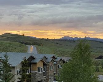 Chairway to Heaven - family friendly luxury condo ski in/out, mountain views - Granby - Balcony