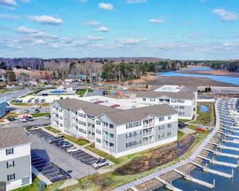 Majestic Waterfront Condo on Rehoboth Bay Minutes From The Beach, Sleeps 8-10 - Lewes - Building