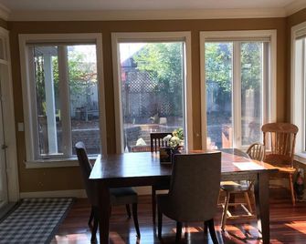 Spacious and Welcoming Home awaits you! - Saint Albert - Dining room