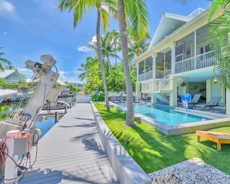 Luxurious tropical water-front Heated pool home with Boat Dock and two master . - Key Largo - Zwembad
