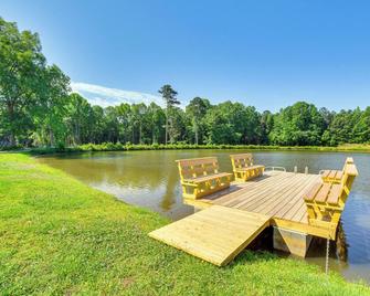 Waterfront Benson Retreat Rescue Farm with a Lake! - Benson - Patio