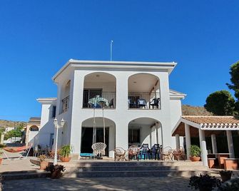 Villa La Azohia, first floor, sleeps 6/9, 400 metres from the beach, sea and mountain views - La Azohia - Edificio