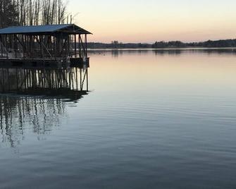 Cozy Kerr Lake waterfront home with private boat dock. - Henderson