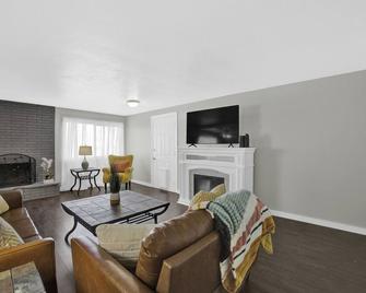 Mid-Term Now Available, Best River View, No Host/Cleaning Fees, Great Discounts. - Kennewick - Living room