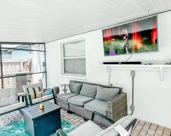 Paradise pool home - Plant City - Living room