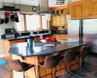 Peaceful Farmland Getaway - Rochelle - Kitchen