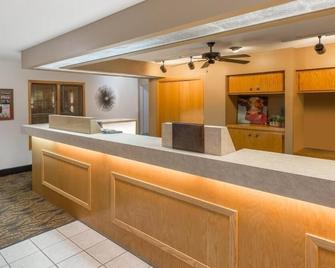 2 Comfortable Rooms w/ Outdoor Plug-Ins Near Iowa Western Community College - Atlantic - Front desk