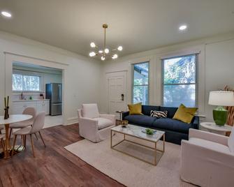 The Tusk - Walk to Downtown, The Strip, and Stadium! - Tuscaloosa - Living room