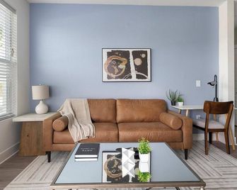 Landing | Chic 2bd, Gym - Fort Myers - Sala de estar