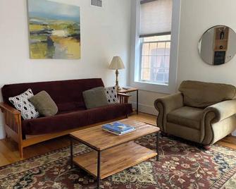 Downtown apartment ideal location to everything - Brattleboro - Living room