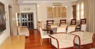 Owu Crown Hotel - Ibadan - Living room