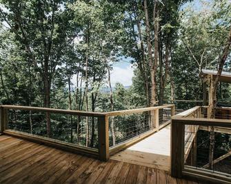 Romantic Tree House Hideaway, Private 15 Acres, Mountain View, Ofuro Soaking Tub - Trion - Balcony