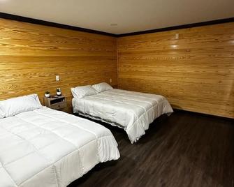 Cozy 1-bedroom with WiFi and AC in charming Timpson - Timpson - Slaapkamer