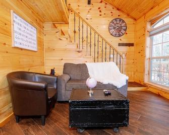 Cozy Cabin #3 - 4 Wheel Drive Needed During Winter - Roan Mountain - Living room