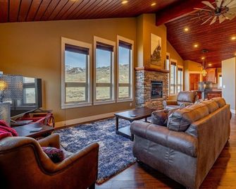 Elk Meadow Retreat- Fireplace, Sleeps up to 4 guests - Cody - Living room