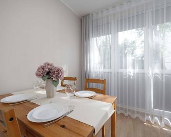 Red Apartment in Wrocław with Two Bedrooms and Desk for Remote Work by Noclegi Renters - Radwanice k Wroclawia - Dining room
