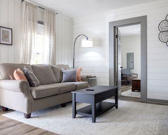 Hot Tub and Fire Pit near Mammoth Cave National Park- Pet Friendly - Cave City - Living room