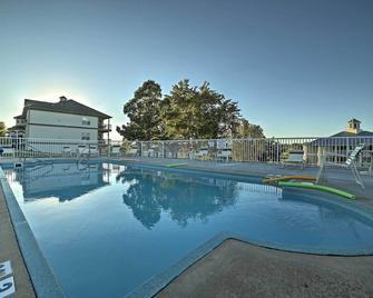 Walk-In Condo Amenities, 3 Mi to Branson Landing! - Branson - Pool