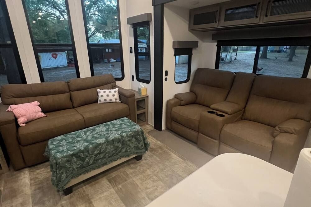 Tranquil, Quiet Rv On A Private Fenced-In Farm! - Silver Springs - Вітальня