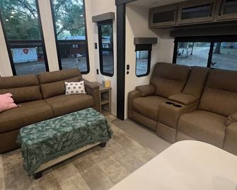 Tranquil, Quiet Rv On A Private Fenced-In Farm! - Silver Springs - Вітальня