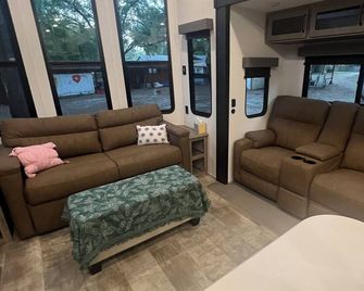 Tranquil, Quiet Rv On A Private Fenced-In Farm! - Silver Springs - Вітальня