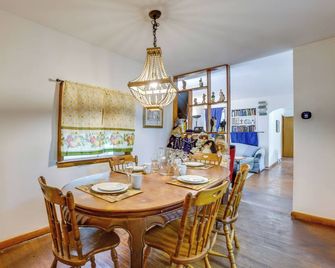 Pool Table & Shared Sauna! Potomac River Basecamp - Westernport - Comedor