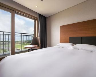 Golden Tulip Jeju Seongsan Hotel - Seogwipo - Bedroom