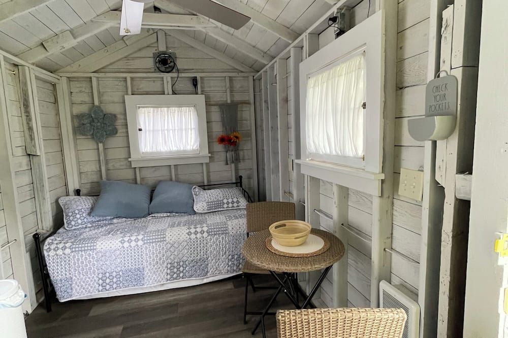 Goldfinch Cottage: Cozy Rustic Lakefront Escape at The Pier, Perfect for 2!