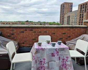 Immaculate 2-Bed Apartment in London - London - Balcony