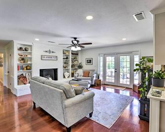 Sunny Florida Abode - Patio, Pool, and Fire Pit - Marianna - Living room