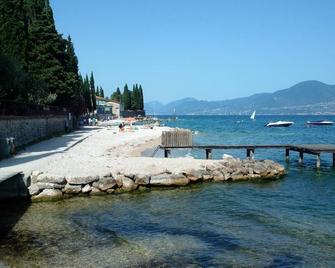 Elegante Appartamento In Centro - Torri Del Benaco - Strand