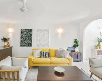 'Kensington' at Mango Lagoon Resort - Palm Cove - Salon