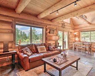 Chic Fairplay Cabin with Deck and Mountain Views! - Fairplay - Living room
