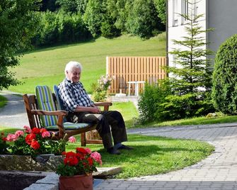 FeWo Wiesenblick | Ebenerdige 1,5-Raum FeWo mit 35qm und einer Terrasse - Münchberg - Patio