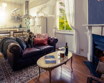 Pet-Friendly Blue Mountains Cottage with Indoor Fireplace - Mount Victoria - Wohnzimmer