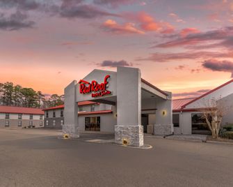 Red Roof Inn & Suites Newport News - ניופורט ניוז - בניין