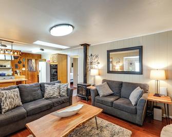 16 Mi to Mogollon Rim: Home w/ Deck in Payson! - Payson - Living room