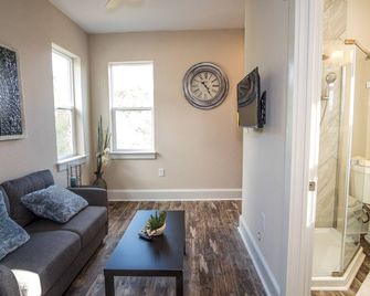 Beautiful Guest House on New Built Home Near Downtown - San Antonio - Living room