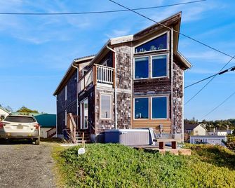 Oceanview home w/ Jetted tub and great location - near the port and beach access - Port Orford - Edificio