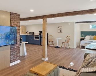 The Lakeside Burrow, Baddeck and Cabot Trail Base - Baddeck