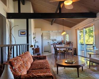 Peaceful Mid-century home w/ King bed and Hot tub--Amazing lake views! - Kelseyville - Sala de estar